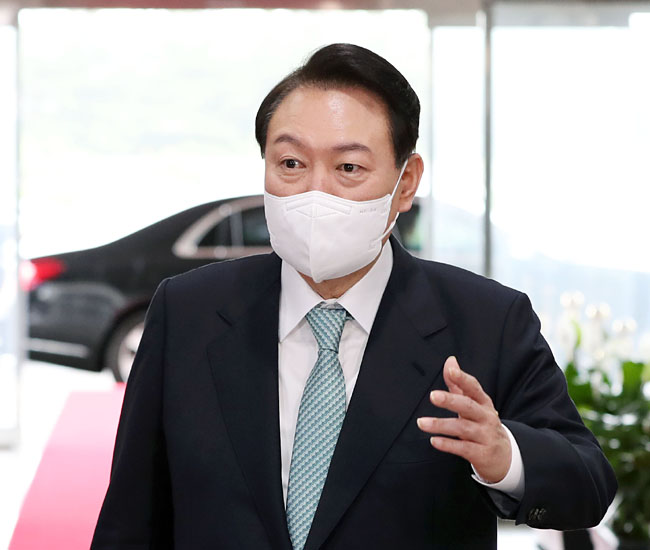 윤석열 대통령이 21일 오전 서울 용산 대통령실 청사로 출근하며 기자들의 질문에 답하고 있다. 연합뉴스