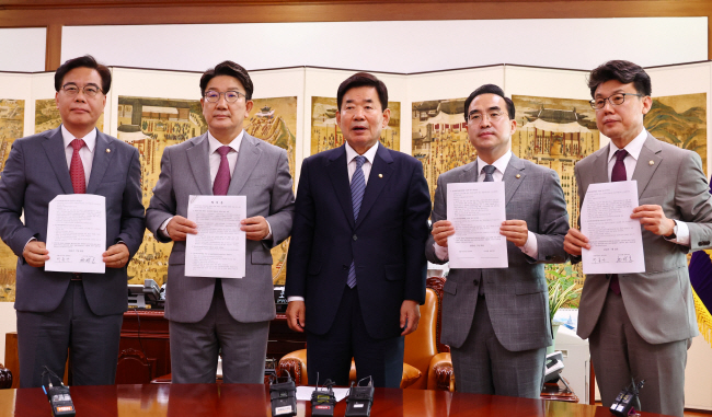 김진표(가운데) 국회의장과 여야 원내 지도부가 22일 오전 국회 의장실에서 열린 21대 국회 후반기 원 구성 상임위원회 배정에 합의하고 합의문을 들어 보이고 있다. 왼쪽부터 국민의힘 송언석 원내 수석부대표, 권성동 당 대표 직무대행 겸 원내대표, 김 의장, 더불어민주당 박홍근 원내대표, 진성준 원내 수석부대표. 국회사진기자단