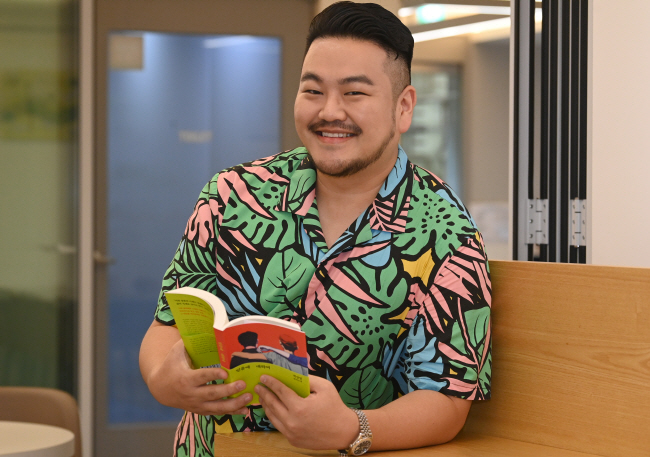 ‘요즘 애들’에서 ‘기성세대’로 넘어가는 30대들이 담긴 소설 ‘믿음에 대하여’를 펴낸 박상영 작가. 지난 21일 서울 마포구 디어라이프에서 포즈를 취하고 있다.  신창섭 기자