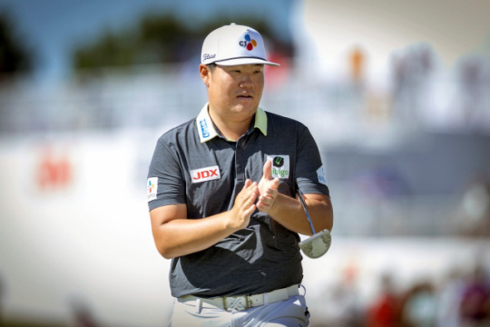 임성재가 22일 오전(한국시간) 미국 미네소타주 블레인의 TPC트윈시티즈에서 열린 PGA투어 3M오픈 1라운드 18번 홀에서 동료의 퍼트에 박수를 치고 있다. AP뉴시스