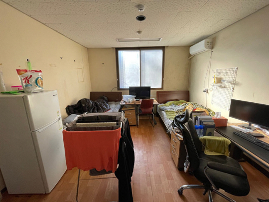 페이스북 커뮤니티 ‘육군훈련소 대신 전해드립니다’에 "사람이 지내지 못할만한 숙소"라는 비판과 함께 올라온 충남 계룡대 내 간부숙소 모습. 육대전 페이스북 캡처