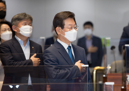 이재명 더불어민주당 의원이 22일 국회 본청 예산결산위원회 회의장에서 열린 의원총회에 참석, 국민의례를 하고 있다. 국회사진기자단