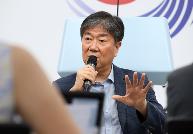 김대기 대통령 비서실장이 24일 서울 용산 대통령실 청사에서 열린 기자간담회 중 현안에 대한 자신의 입장을 밝히고 있다. 뉴시스