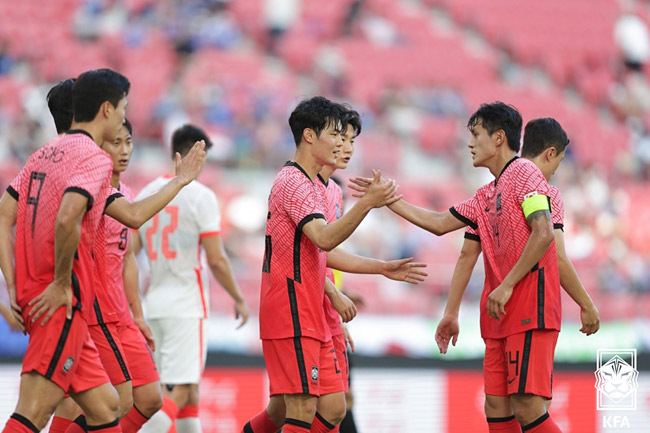 24일 일본 아이치현 도요타 스타디움에서 열린 2022 동아시아축구연맹(EAFF) E-1 챔피언십(동아시안컵) 2차전 한국과 홍콩의 경기에서 강성진(가운데)이 득점 후 홍철 등 동료 선수들과 기뻐하고 있다. 뉴시스