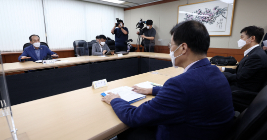 추경호 경제부총리 겸 기획재정부 장관(왼쪽)이 24일 오후 서울 중구 은행회관에서 열린 비상 거시경제금융회의에서 발언하고 있다. 연합뉴스