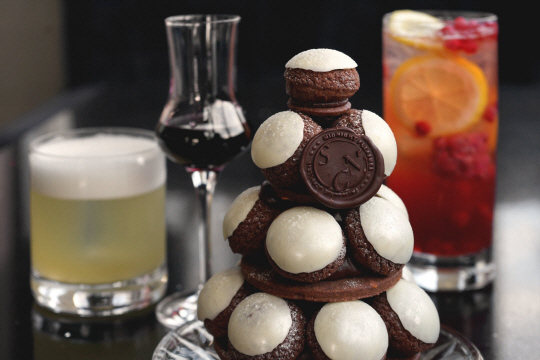 라이즈 오토그래프 컬렉션 ‘사이드 노트 클럽’에서 선보이는 칵테일 세트. 라이즈 호텔 제공.