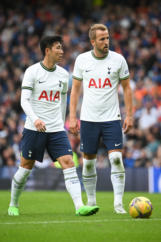 토트넘 홋스퍼의 손흥민(왼쪽)과 해리 케인이 24일 오전(한국시간) 영국 글래스고의 아이브록스 스타디움에서 끝난 친선경기 도중 대화를 나누고 있다. AFP연합뉴스