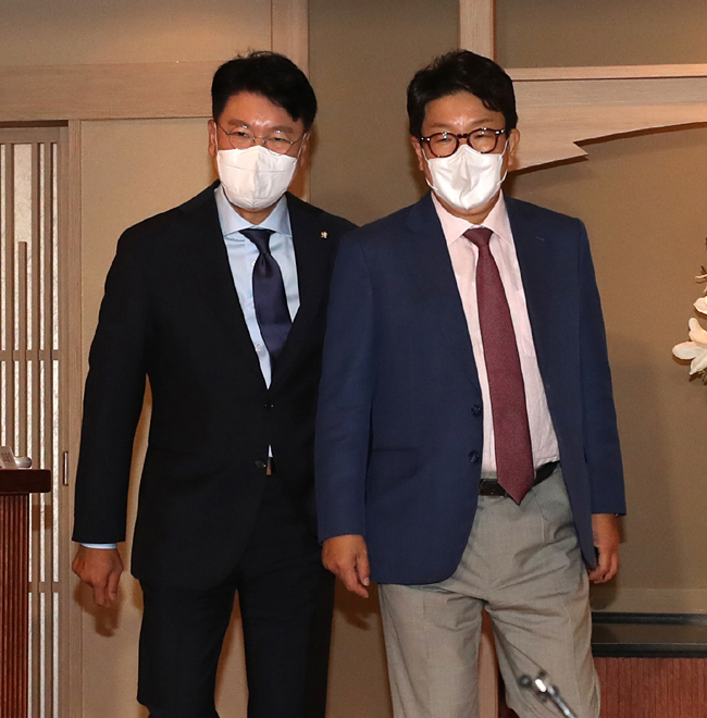 권성동(오른쪽) 국민의힘 당 대표 직무대행 겸 원내대표와 장제원 의원이 지난 15일 서울 영등포구 여의동의 한 식당에서 오찬을 하고 이동하고 있다. 뉴시스