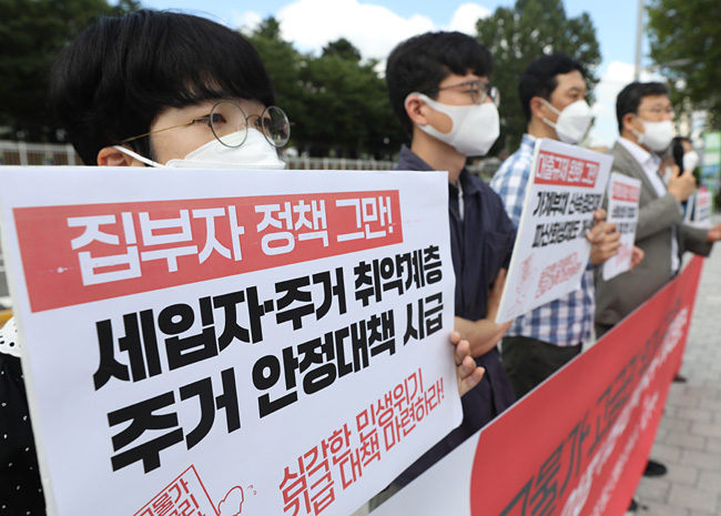 참여연대가 25일 오전 서울 용산 대통령실 청사 앞에서 ‘고물가·고금리 위기 극복 위한 민생 안정 119대책 촉구 기자회견’을 열고 가계부채, 주거, 중소상인, 통신비 등 민생분야 안정 정책 수립을 요구하고 있다. 뉴시스