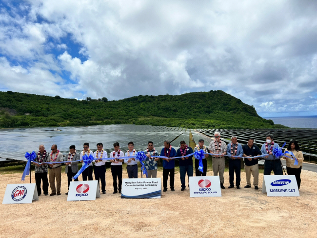 이현빈(왼쪽 세 번째) 한국전력 경영지원부사장이 지난 20일 미국 괌 망길라오 태양광 발전소 준공식에서 테이프 커팅을 하고 있다.    한전 제공