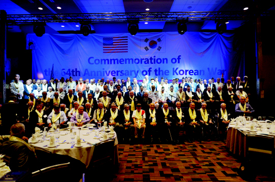 새에덴교회가 지난 2014년 미국 시카고에서 연 보은행사에서 6·25전쟁 참전용사들이 포즈를 취했다. 새에덴교회 제공.