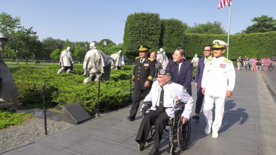 소강석 새에덴교회 목사가 지난 2017년 미국 워싱턴DC에서 6·25전쟁 참전용사인 윌리엄 웨버 예비역 대령의 휠체어를 밀고 있다. 오른쪽은 새에덴교회의 김종대 장로(예비역 해군 제독), 왼쪽은 이철휘 장로(예비역 육군 대장).