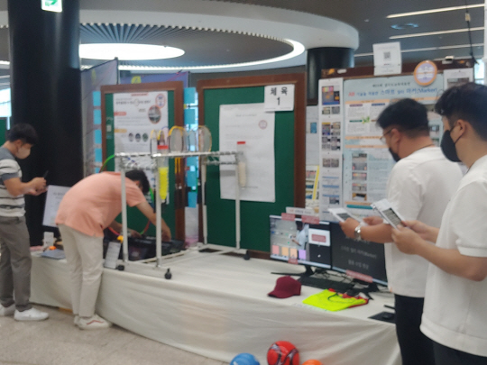 24일 경기 수원시 경기과학고에서 열린 ‘제69회 경기도교육자료전’에서 한 교사가 자신이 발명한 교육기자재를 심사위원 앞에서 시연하고 있다. 경기도교원단체총연합회 제공