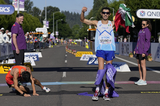 이탈리아의 마시모 스타노(오른쪽 두 번째)가 25일 오전(한국시간) 미국 오리건주 유진 오첸 스타디움 인근 경보 경기장에서 끝난 2022 세계선수권대회 남자 35㎞ 경보에서 일본의 가와노 마사토라(왼쪽)를 1초 차이로 제치고 가장 먼저 결승선을 통과했다. AP뉴시스