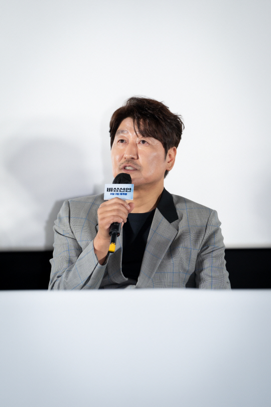 영화 ‘비상선언’의 형사 역을 맡은 배우 송강호. 사진제공=호호호비치