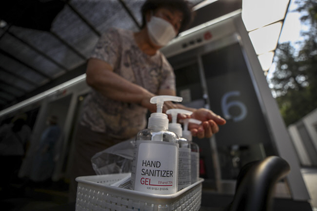 서울 서초구 서초동 서초구보건소에 설치된 선별진료소에서 한 시민이 코로나19 진단검사를 마친 후 손소독제를 사용하고 있다.  뉴시스