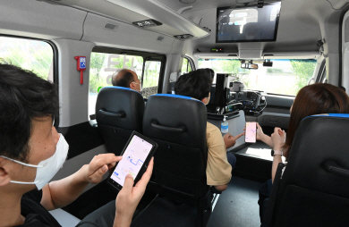 ‘셔클’에 탑승한 승객들이 인공지능(AI)과 연계된 버스 내 모니터를 보며 자신의 하차 시간을 확인하고 있다.   세종=신창섭 기자