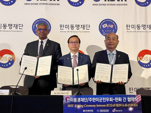 빈센트 브룩스 주한미군전우회장(왼쪽), 신현우 한화에어로스페이스 사장(가운데), 정승조 한미동맹재단 회장이 27일(현지시간) 워싱턴DC에 있는 메이플라워호텔에서 후원협약을 체결한 후 기념촬영을 하고 있다.   한화에어로스페이스 제공