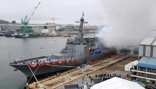 해군의 첫 8200t급 차세대 이지스구축함인 정조대왕함이 28일 오전 울산시 현대중공업에서 열린 진수식에서 모습을 드러내고 있다. 연합뉴스