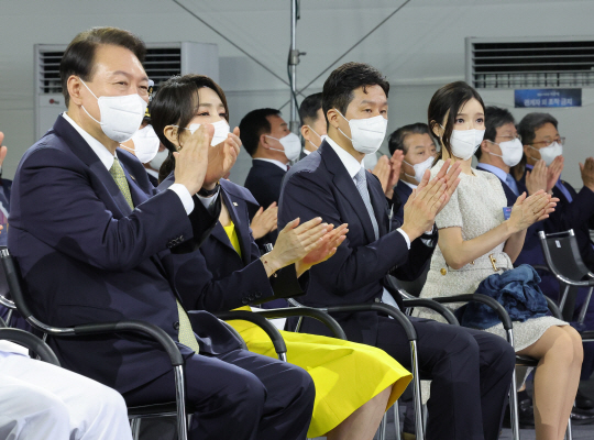 윤석열 대통령과 부인 김건희 여사가 28일 울산 현대중공업에서 열린 정조대왕함 진수식에서 박수치고 있다. 오른쪽은 정기선 한국조선해양 대표이사 사장 부부. 뉴시스