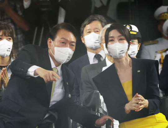 윤석열 대통령과 김건희 여사가 28일 울산 현대중공업에서 열린 정조대왕함 진수식에서 대화하고 있다. 연합뉴스