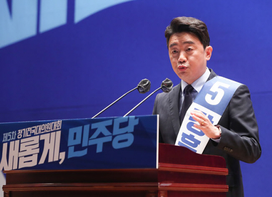 강훈식 더불어민주당 당대표 예비후보가 28일 오후 서울 여의도 국회 의원회관에서 열린 더불어민주당 당대표 및 최고위원 선출을 위한 예비경선대회에서 정견 발표를 하고 있다. 국회사진기자단