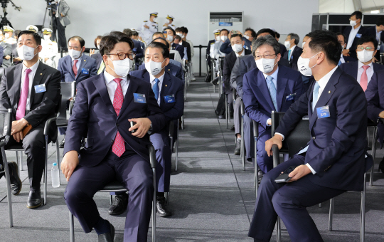 권성동(앞줄 왼쪽) 국민의힘 당대표 직무대행 겸 원내대표가 28일 울산 현대중공업에서 열린 정조대왕함 진수식에서 김기현 국민의힘 의원, 유승민 전 의원과 대화를 나누고 있다. 뉴시스