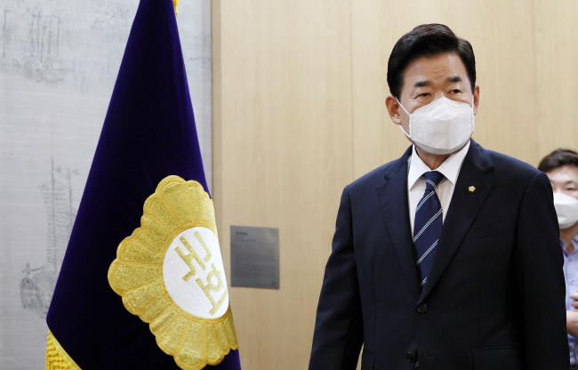 김진표 국회의장이 28일 오전 취임 기자간담회를 하기 위해 국회의장 접견실로 들어서고 있다. 연합뉴스