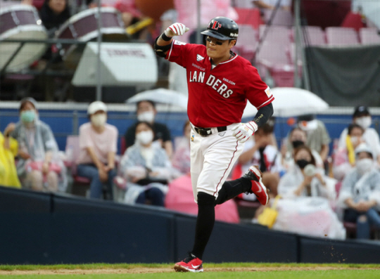 31일 광주기아챔피언스필드에서 열린 프로야구 2022 KBO리그 SSG 랜더스와 KIA 타이거즈의 경기에서 추신수가 4회초 2사 1, 2루에서 좌월 3점 홈런을 때리고 베이스를 돌고 있다. 연합뉴스