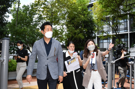 오세훈 서울시장이 30일 오후(현지시간) 캄풍 애드미럴티(Kampung Admiralty) 시설을 둘러보며 관계자의 설명을 듣고 있다. 서울시청 제공