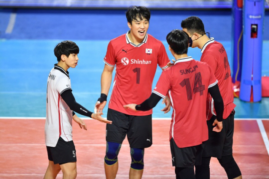 임동혁(가운데)이 31일 서울 잠실학생체육관에서 열린 체코와 2022 FIVB 발리볼챌린저컵 3-4위전에서 득점한 뒤 동료들과 기뻐하고 있다. 대한민국배구협회 제공
