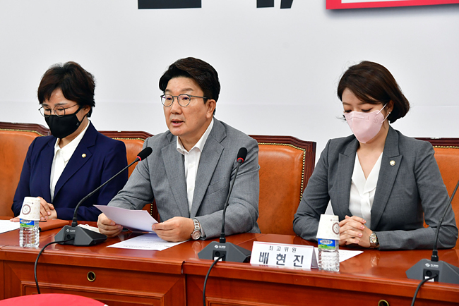 권성동 국민의힘 당 대표 직무대행 겸 원내대표가 지난 29일 국회에서 열린 최고위원회의에서 발언하고 있다. 왼쪽부터 조수진 최고위원, 권 직무대행, 배현진 최고위원. 국회사진기자단