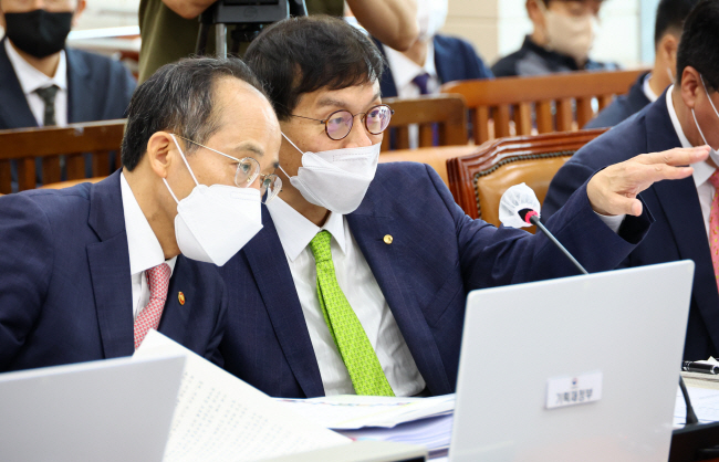 추경호(왼쪽) 부총리 겸 기획재정부 장관과 이창용 한국은행 총재가 1일 국회 기획재정위원회 제1차 전체회의에 출석해 이야기를 나누고 있다.  국회사진기자단