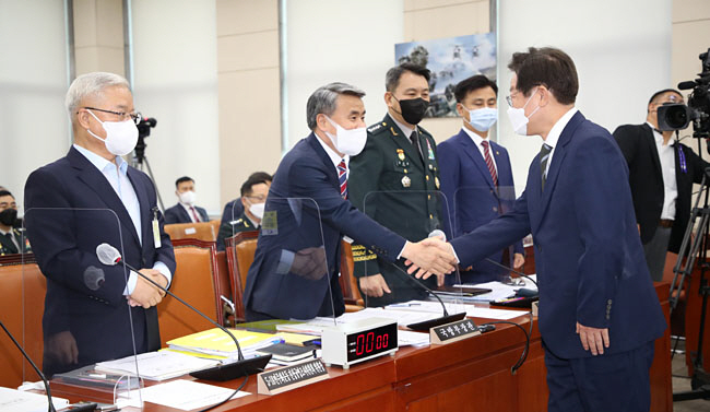 이재명(오른쪽) 더불어민주당 의원이 1일 오전 국회에서 열린 국방위원회 전체회의에 참석해 이종섭 국방부 장관 등 참석 기관장들과 악수를 하고 있다.   국회사진기자단