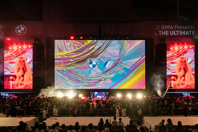 지난달 22일 부산 해운대구 영화의전당 야외광장에서 열린 BMW의 ‘i, 디 얼티메이트’ 뮤직 페스티벌 현장 모습.   BMW 코리아 제공