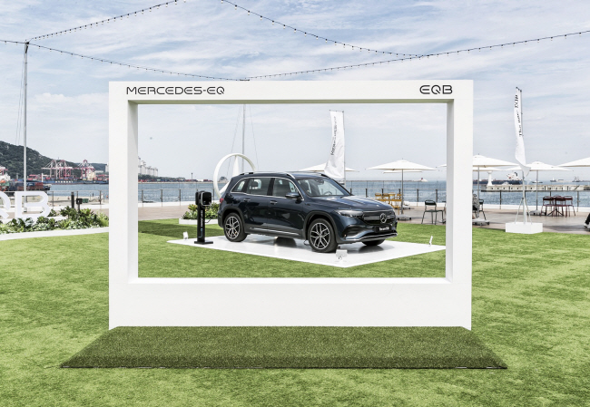 메르세데스 벤츠의 전기 SUV ‘더 뉴 EQB’가 부산 영도구에 위치한 복합문화공간 피아크에서 바다를 배경으로 전시돼 있다.   메르세데스 벤츠 코리아 제공