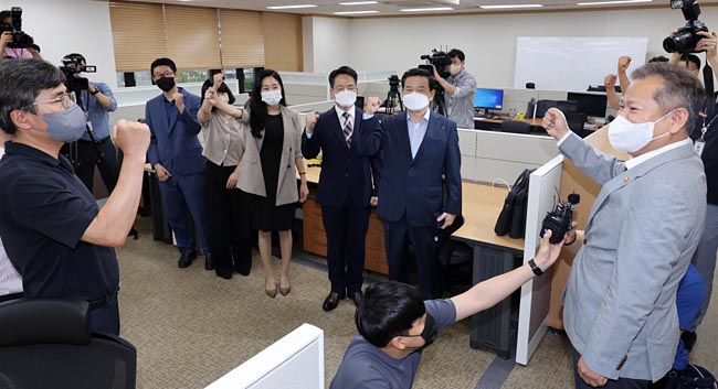 이상민(오른쪽 첫 번째) 행정안전부 장관이 2일 오전 정부서울청사 내 경찰국 사무실을 방문해 김순호(오른쪽 두 번째) 경찰국장 및 직원들과 파이팅을 외치고 있다.   김호웅 기자