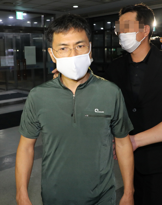 여비서를 성폭행한 혐의로 복역 중인 안희정 전 충남지사가 지난 2020년 7월 6일 모친상으로 형집행정지 일시 석방허가를 받고 빈소인 서울대병원 장례식장 입구로 들어서고 있다. 연합뉴스