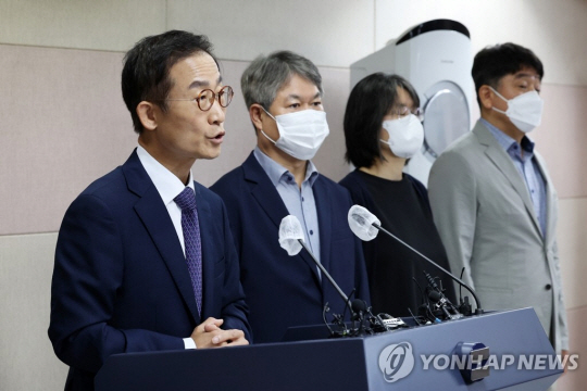 김호철 국가경찰위원회 위원장(왼쪽) 등 경찰위 위원들이 2일 서울 서대문구 미근동 경찰청에서 경찰국 강행 비판 기자회견을 하고 있다. 연합뉴스