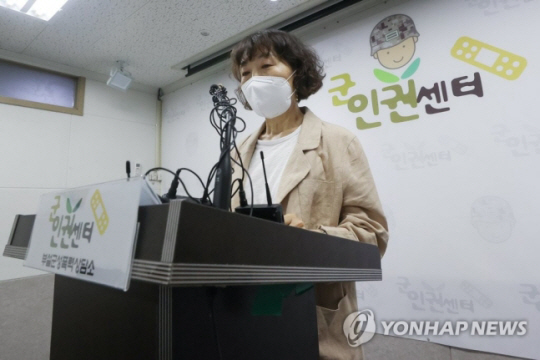 김숙경 군인권센터 부설 군성폭력상담소 소장이 2일 서울 마포구 군인권센터에서 공군 제15특수임무비행단 여군 하사 성폭력 사건에 관해 발언하고 있다. 연합뉴스