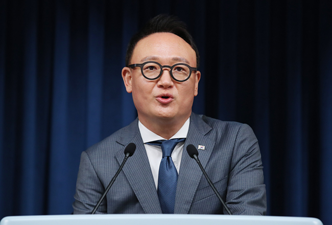2일 오후 서울 용산 대통령실 청사에서 안상훈 사회수석이 초등학교 입학연령을 만 5세로 한 해 낮추는 학제개편안 등 현안에 대해 브리핑하고 있다. 뉴시스
