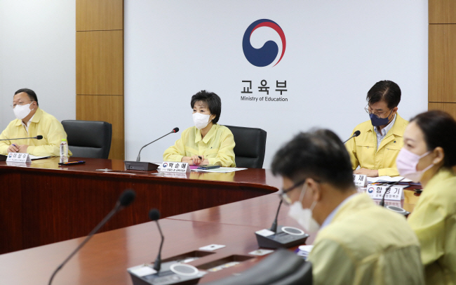 박순애 부총리 겸 교육부 장관이 3일 오전 정부세종청사에서 열린 전국 시도교육감 영상회의에 참석해 발언하고 있다.  뉴시스