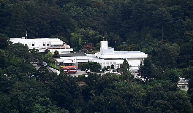 3일 오전 서울 용산구 한남동 옛 외교부 장관 공관을 대통령 관저로 리모델링하는 공사가 한창 진행 중이다. 공사는 오는 15일쯤 마무리되고 윤석열 대통령 부부는 이달 중 입주할 예정이다.  곽성호 기자