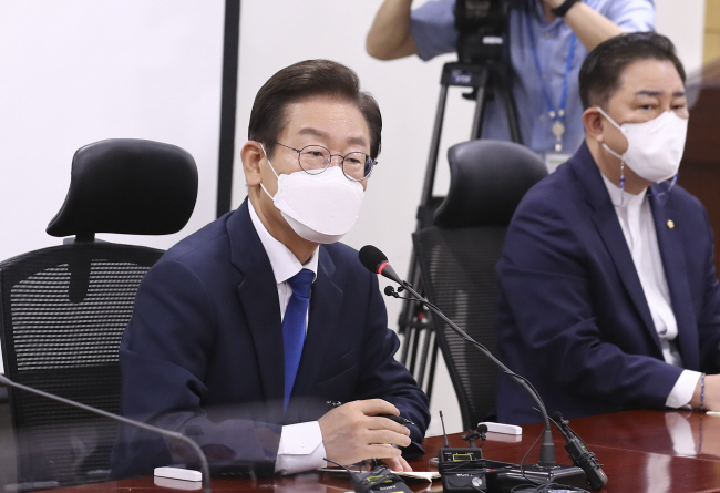 이재명 더불어민주당 당대표 후보가 3일 국회 의원회관에서 열린 기자간담회에서 기자들의 질문에 답하고 있다.  국회사진기자단