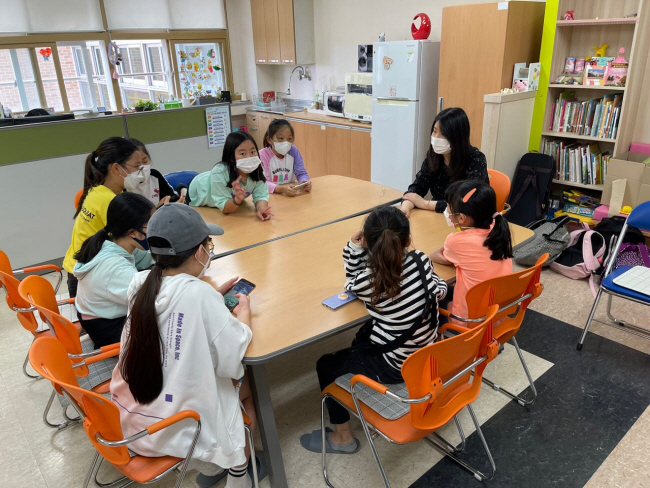 지난해 9월 대구 동구 대구율금초 위클래스 교실에서 ‘단디 프로젝트’에 참여한 학생들이 안전하고 쾌적한 통학로 만들기 환경 조사에서 느낀 점을 토의하고 있다. 초록우산어린이재단 제공