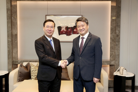 김학도(오른쪽) 중소벤처기업진흥공단 이사장이 3일 서울 중구 롯데호텔에서 보 반 트엉(왼쪽) 베트남 중앙당 상임서기와 만나 양국 중소벤처기업 간 협력방안을  논의한 뒤 기념사진을 찍고 있다. 중소벤처기업진흥공단 제공