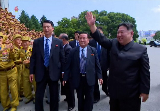 3일 북한 측이 코로나19 ‘종식단계’를 언급한 가운데 신규 발열환자가 0명을 기록하기 직전인 지난 7월 28일 김정은 국무위원장 등 행사 참석자들이 모두 마스크를 벗은 채 정전협정 체결 69주년(전승절) 기념사진 촬영을 준비하고 있다. 연합뉴스·조선중앙TV