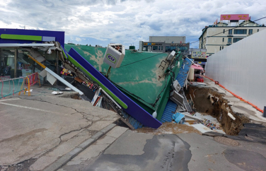 3일 오전 강원 양양군 강현면 낙산해수욕장 인근 공사 현장에서 가로 12ｍ, 세로 8ｍ, 깊이 5ｍ 크기의 싱크홀(지반 침하)이 발생해 주변 편의점 건물 일부가 무너지는 사고가 발생했다. 연합뉴스