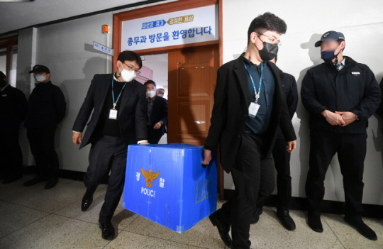경기남부경찰청 반부패경제범죄수사대가 이재명 더불어민주당 의원 배우자 김혜경 씨의 경기도청 법인카드 유용 의혹과 관련해 지난 4월 4일 경기 수원시 경기도청 총무과 등을 압수수색하고 있다. 연합뉴스