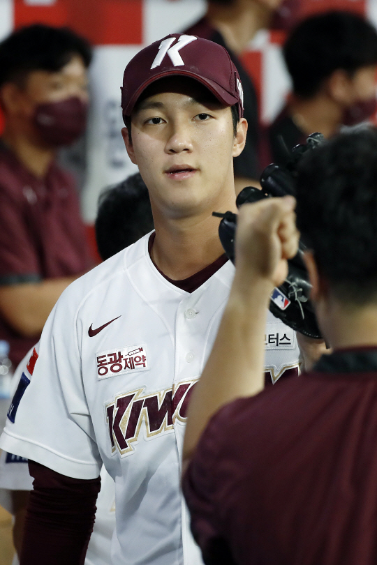 3일 서울 구로구 고척스카이돔에서 열린 2022 KBO 리그 키움 히어로즈 대 SSG 랜더스의 경기, 7이닝을 무실점으로 막은 키움 선발 안우진이 동료들과 하이파이브 하고 있다. 뉴시스